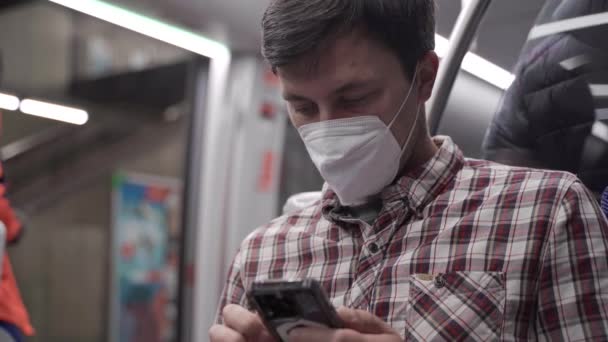 Пассажир Маске Мюнхенском Метро Пользуется Интернетом Своем Смартфоне Человек Маске — стоковое видео