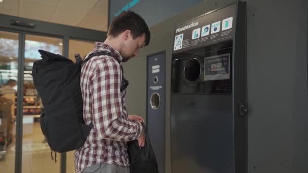 남자가 슈퍼마켓에서 플라스틱 합니다 자판기는 플라스틱 재활용 합니다 생태학적 개념이죠 — 비디오