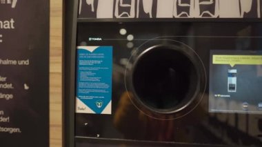 20 Eylül 2022. Münih. Almanya. Plastik şişe koleksiyonu için otomatik şişe geri dönüşüm makinesi. Otomatı ters çevir. Nakit dağıtan geri dönüşüm makinesi. Almanya 'da plastik geri dönüşümü. 