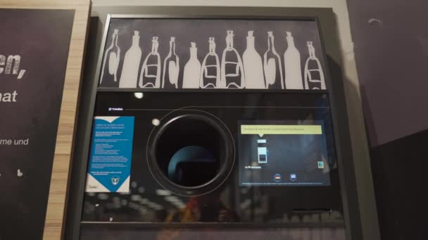 2022年9月20日 ミュンヘンだ ドイツだ 回収プラスチックボトルのための自動ボトルリサイクル機 自動販売機を逆に 現金を分配するリサイクル機 ドイツでのプラスチックリサイクル — ストック動画