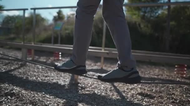 Man Beginner Leert Hoe Een Slackline Sneakers Buiten Duitsland Straat — Stockvideo