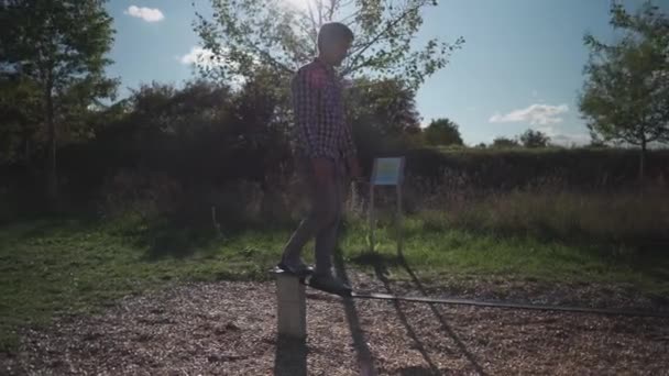 Homme Débutant Apprend Marcher Équilibrer Une Slackline Baskets Plein Air — Video