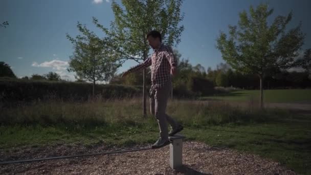 Чоловік Кросівках Вчиться Ходити Врівноважувати Мотузку Гуми Парку Німеччині Спорт — стокове відео