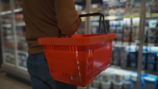 Αγοραστής Ανοίγει Ψυγείο Γαλακτοκομικά Προϊόντα Και Βάζει Τις Αγορές Του — Αρχείο Βίντεο