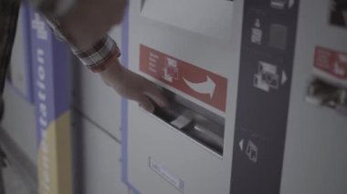 Adam Almanya, Münih 'teki otomattan bilet alıyor. Bilet makinesi kullanan bir erkek. Yolcu bir terminal cihazından geçiş kartı alır. Bilet terminali makinesi. Almanya 'da toplu taşıma için ödeme. 