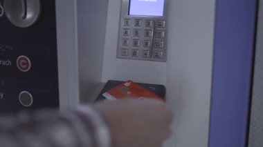 Adam Almanya, Münih 'teki otomattan bilet alıyor. Bilet makinesi kullanan bir erkek. Yolcu bir terminal cihazından geçiş kartı alır. Bilet terminali makinesi. Almanya 'da toplu taşıma için ödeme. 