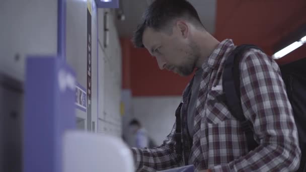 Orang Membeli Ongkos Dari Mesin Penjual Otomatis Munich Jerman Pria — Stok Video