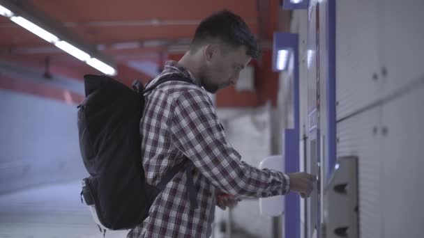 Orang Membeli Ongkos Dari Mesin Penjual Otomatis Munich Jerman Pria — Stok Video