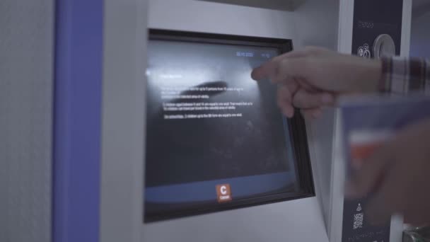 Человек Покупает Билеты Автомате Мюнхене Германия Мужчина Пользуется Автоматом Пассажир — стоковое видео