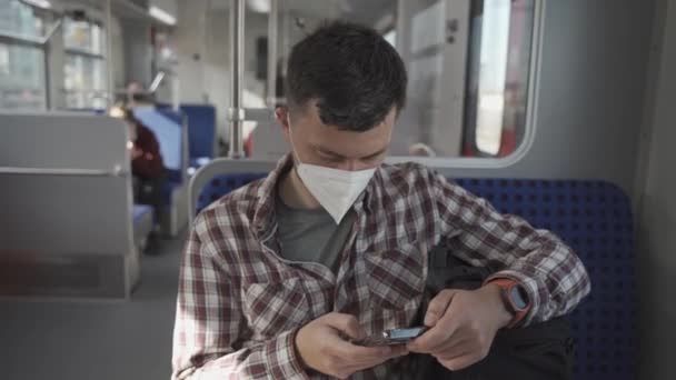 Adam Almanya Banliyö Trenine Koruyucu Maske Takarak Biniyor Güneşli Havada — Stok video