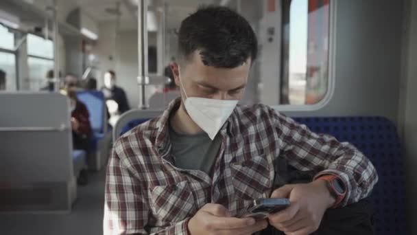 Расслабленный Человек Маской Kn95 Ffp2 Лице Помощью Приложения Смартфонов Пассажир — стоковое видео