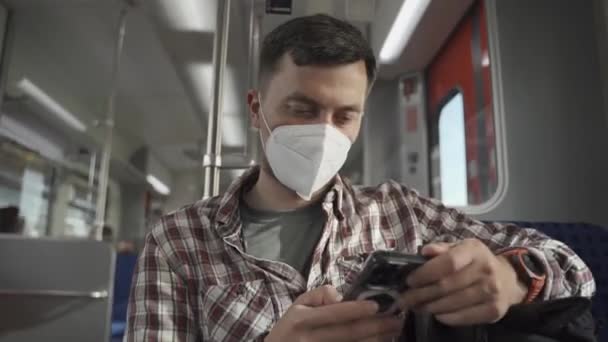 Расслабленный Человек Маской Kn95 Ffp2 Лице Помощью Приложения Смартфонов Пассажир — стоковое видео