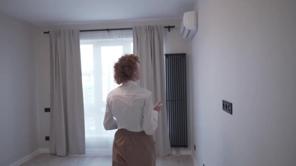 Femme Agent Immobilier Inspecte Appartement Avant Arrivée Des Acheteurs Potentiels — Video
