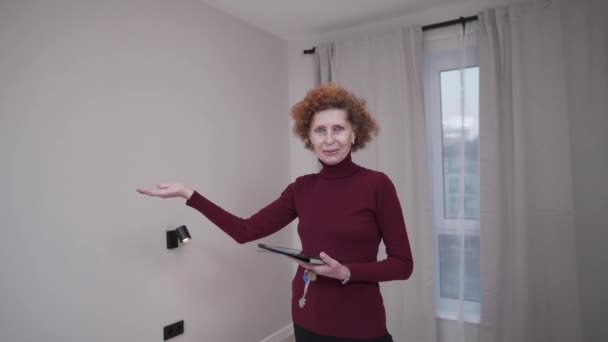 Hyrning Och Försäljning Bostäder Mogen Kvinnlig Fastighetsmäklare Visar Upp Tom — Stockvideo
