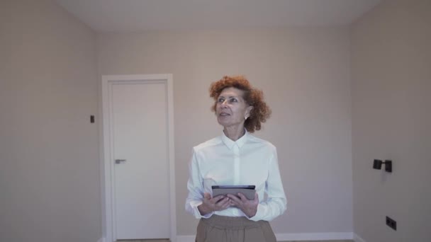 Агент Нерухомості Жінка Брокер Нерухомості Дивиться Камеру Консультує Клієнта Порожній — стокове відео