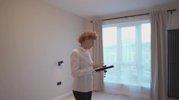 Femeia Caucaziană Adultă Îmbrăcată Stil Afaceri Funcționează Agent Imobiliar Stă — Videoclip de stoc
