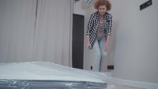 Струнка Доросла Біла Жінка Новій Квартирі Розпаковує Ортопедичний Матрац Спальні — стокове відео