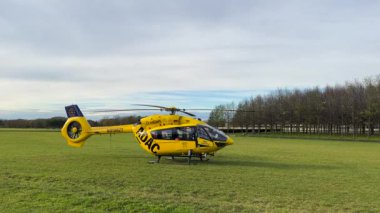 9 Kasım 2022. Münih. Almanya. Riemer Parkı. ADAC Luftrettung kurtarma helikopteri. Adac ambulans helikopteri. Airbus EC-145 T2 kurtarma. Eurocopter EC 145 T2. Sarı cankurtaran helikopteri arıyor.. 