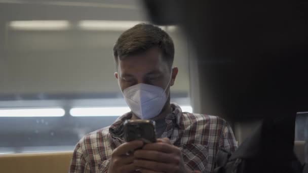 Bărbatul Mascat Caucazian Folosește Smartphone Timp Stă Spatele Fereastra Din — Videoclip de stoc