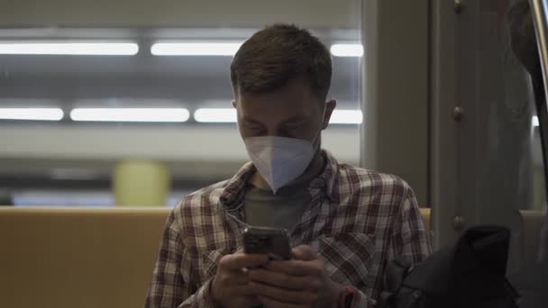 Maskeli Bir Yolcu Almanya Metroya Biniyor Akıllı Telefonuyla Internette Geziniyor — Stok video