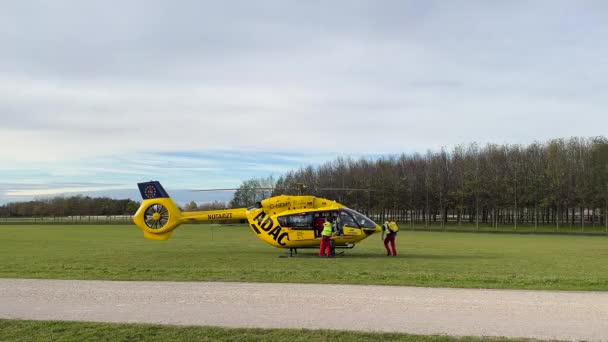 2022年11月9日 ミュンヘンだ ドイツだ リーマー パーク 黄色のAdac救助ヘリコプター 緊急医師のことだ 救急ヘリを用意しろ ドイツAdacからEin Rettungshubschraber — ストック動画