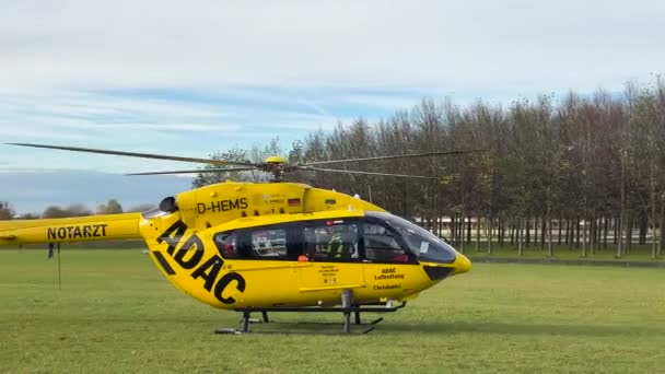 2022年11月9日 ミュンヘンだ ドイツだ リーマー パーク 黄色いアダック救助ヘリコプターはシティパークから離陸します ドイツの救助ヘリコプター開始 捜索救助システム 救助ヘリコプターのアダックが飛んで — ストック動画