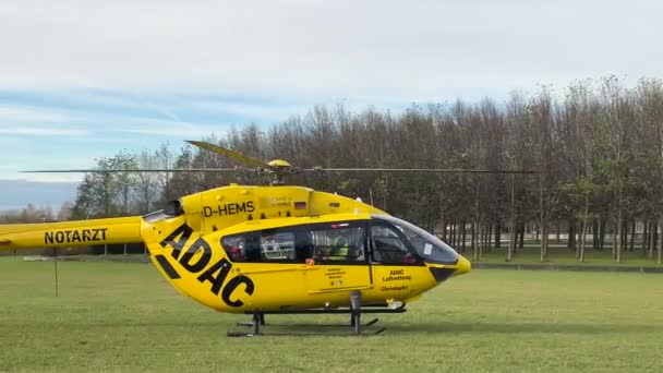 2022年11月9日 ミュンヘンだ ドイツだ リーマー パーク 黄色のAdac救助ヘリコプター 緊急医師のことだ 救急ヘリを用意しろ ドイツAdacからEin Rettungshubschraber — ストック動画