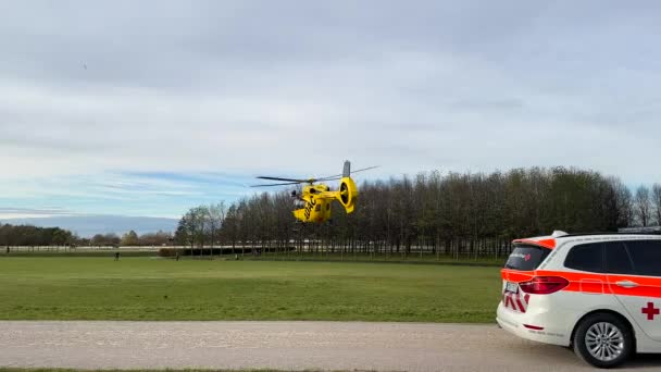 Noviembre 2022 Munich Alemania Riemer Park Helicóptero Amarillo Rescate Adac — Vídeos de Stock