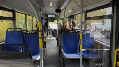 8 Kasım 2022. Almanya. Münih. Şehir otobüsü yolda, güneşli bir havada içeride çekilmiş, neredeyse boş. Muenchen 'de toplu taşıma. Araba kazası. Bavyera Deutschland bölgesinde şehir ulaşımı. 