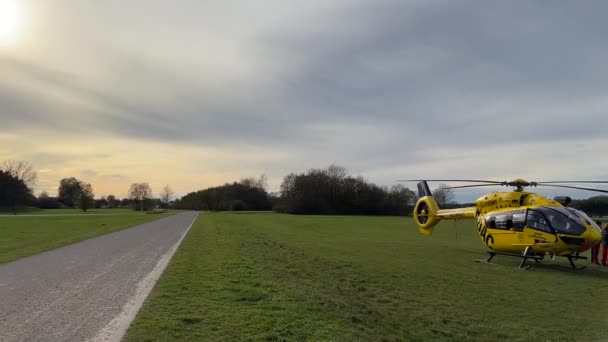2022年11月9日 慕尼黑 Riemer公园 空中客车直升机H145欧洲直升机Ec 145T Adac 救援行动 飞行医护人员 空中救护 题目是德国的紧急航空医疗 — 图库视频影像