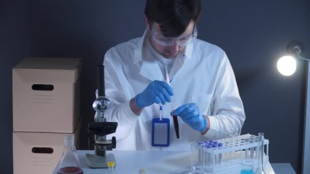 Επιστήμονας Που Εργάζεται Δείγμα Αίματος Στο Εργαστήριο Αναλυτής Του Εργαστηρίου — Αρχείο Βίντεο