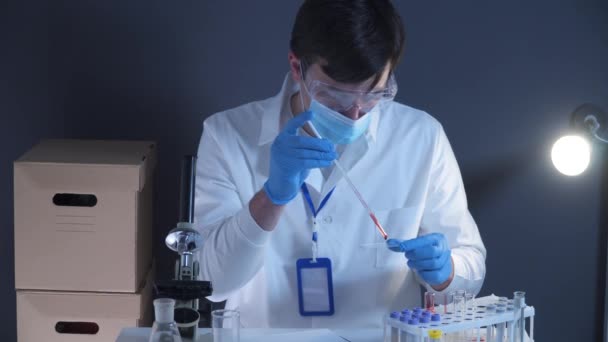 병리학자가 샘플을 가지고 연구실에서 일하고 있습니다 과학자들은 실험실에서 Dna 샘플을 — 비디오