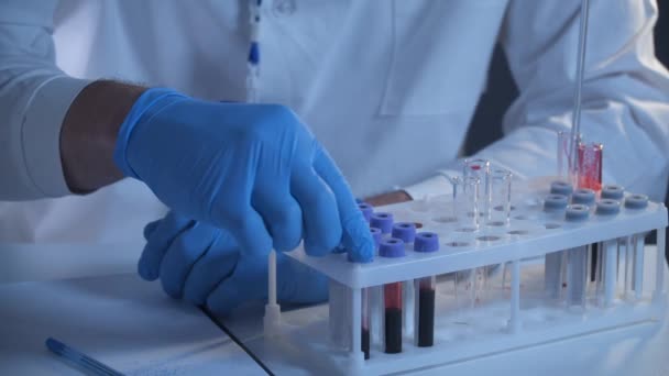 Agente Saúde Com Tubos Teste Sangue Laboratório Clínico Médicos Examinadores — Vídeo de Stock