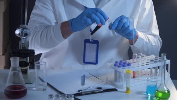 Naukowiec Pracujący Próbką Krwi Laboratorium Analityk Laboratoryjny Analizuje Próbki Krwi — Wideo stockowe