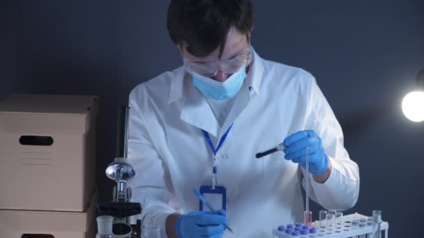 실험실에서 튜브를 가지고 검사관들은 실험실에서 샘플을 분석을 잡는다 과학계에서 시작되다 — 비디오
