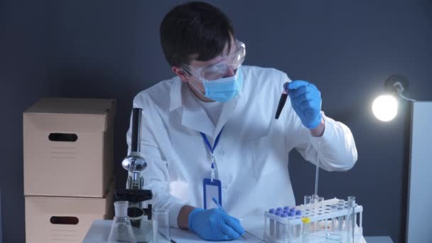 Patólogo Trabajando Laboratorio Con Muestras Sangre Científico Procesando Muestras Adn — Vídeo de stock