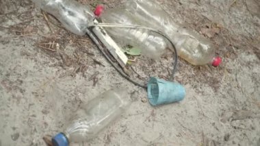 Ormandaki plastik çöpler. Doğa. Dünyanın ekoloji problemi bu. Çevre kirliliği. Ormanda yolda duran plastik şişeler. İnsanlar tarafından ekolojik kirlilik. Çevre hasarı. 