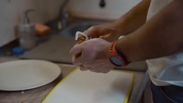 Mãos Perto Homem Descasca Batatas Com Faca Cozinha Casa Cozinhar — Vídeo de Stock