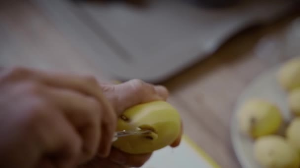 Vit Manlig Skalning Potatis Över Bord Hushållet Kök Rengöring Potatis — Stockvideo