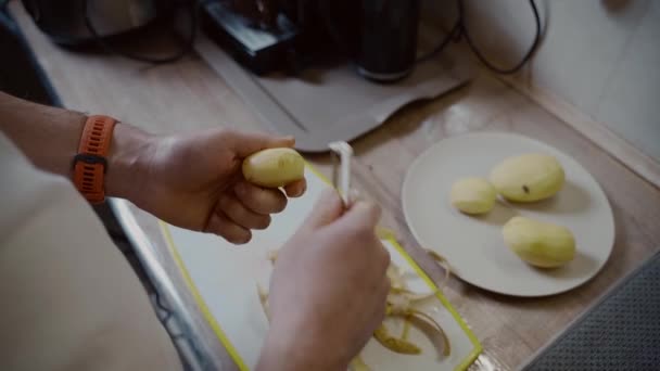 Bachelor Man Prepara Cena Casa Cucina Tema Del Cibo Sano — Video Stock