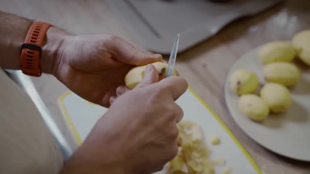 Soltero Preparando Cena Casa Cocina Tema Comida Saludable Los Machos — Vídeo de stock