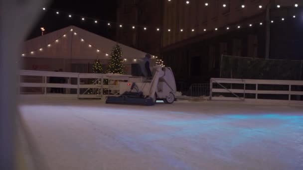 Dezember 2020 Ukraine Kiew Arbeiter Der Maschine Die Eisfläche Abend — Stockvideo