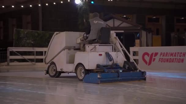 2020年12月31日 乌克兰 晚上在溜冰场举行的新年博览会上 工人们在机器上铺平冰面溜冰场 在冰场上抛光冰块的过程 冰刀在工作时滑行溜溜溜 — 图库视频影像