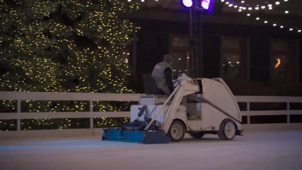 2020年12月31日 乌克兰 晚上在溜冰场举行的新年博览会上 工人们在机器上铺平冰面溜冰场 在冰场上抛光冰块的过程 冰刀在工作时滑行溜溜溜 — 图库视频影像