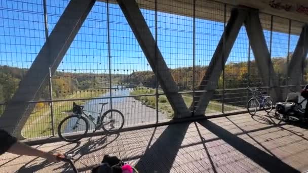 Října2022 Mnichov Německo Most Grosshesseloher Mnichov Chodci Cyklisté Přejíždějí Vysoký — Stock video