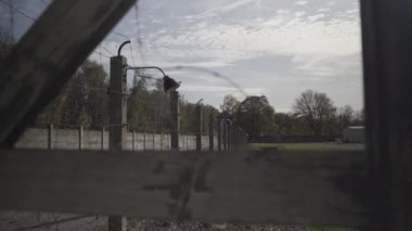 Dachau esir kampı. Canlı dikenli telleri ve eski bir feneri olan duvar çitleri. Dachau 2. Dünya Savaşı Konsantrasyonu Almanya Kampı 'nda. Dikenli tel ve elektrikli çit. Soykırım, soykırım. Anma alanı. 