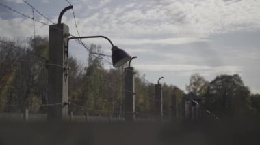 Dachau esir kampı. Canlı dikenli telleri ve eski bir feneri olan duvar çitleri. Dachau 2. Dünya Savaşı Konsantrasyonu Almanya Kampı 'nda. Dikenli tel ve elektrikli çit. Soykırım, soykırım. Anma alanı. 