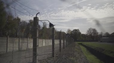 Dachau toplama kampı anısına. Almanya 'da 2. Dünya Savaşı' nda Dachau toplama kampının etrafına dikenli teller ve eski fenerler. Tesiste güvenlik ve güvenlik. Hapis kavramı. 