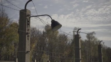 Dachau toplama kampı anısına. Almanya 'da 2. Dünya Savaşı' nda Dachau toplama kampının etrafına dikenli teller ve eski fenerler. Tesiste güvenlik ve güvenlik. Hapis kavramı. 