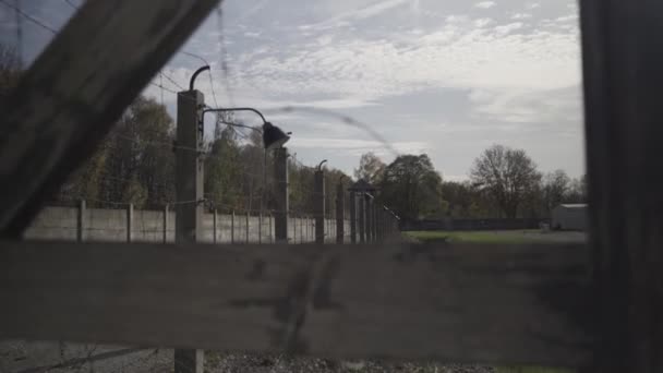 达豪战俘营用带刺铁丝网和一个旧灯笼的墙栅栏 大豪第二次世界大战集中营在德国营 铁丝网网和电栅栏 种族灭绝 大屠杀 纪念地点 — 图库视频影像